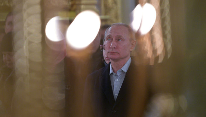 Президент России Владимир Путин во время литургии в соборе мужского монастыря Нило-Столобенской...
