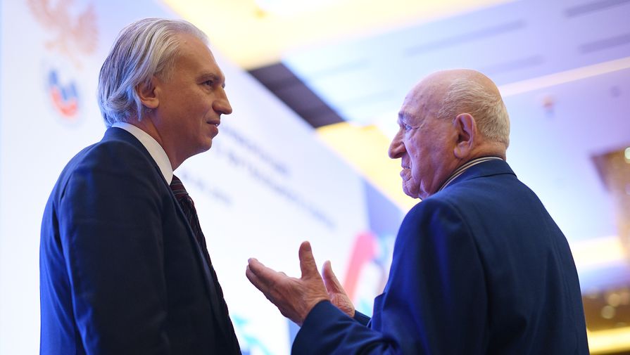 Председатель правления, председатель совета директоров ФК "Зенит", генеральный директор ПАО "Газпром нефть" Александр Дюков (слева) и первый вице-президент Российского футбольного союза (РФС) Никита Симонян перед началом очередной конференции Российского футбольного союза (РФС) в гостинице "Лотте Отель Москва".