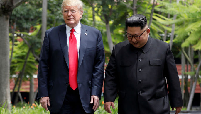Президент США Дональд Трамп и высший руководитель КНДР Ким Чен Ын во время встречи на острове...