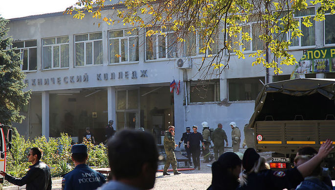 У здания Керченского политехнического колледжа, где произошел теракт, 17 октября 2018 года
