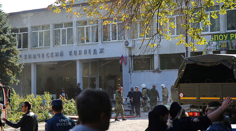 У здания Керченского политехнического колледжа, где произошел теракт, 17 октября 2018 года