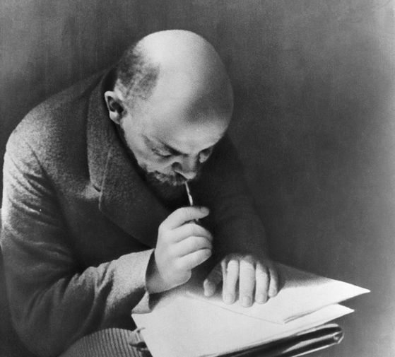 Владимир Ленин за работой