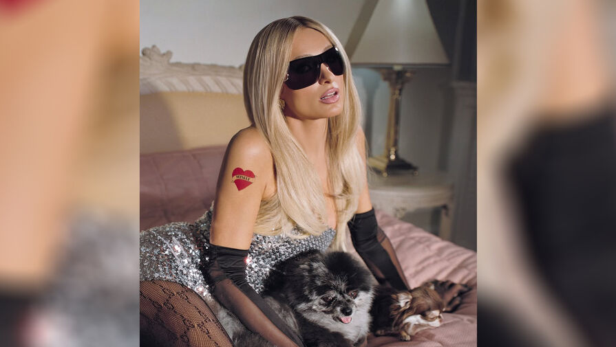 Актриса Пэрис Хилтон в мини-платье и колготках из кружева снялась на кровати