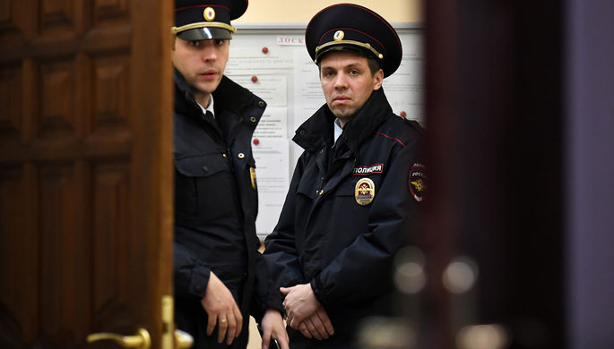 Полиция в фойе теарта Армена Джигарханяна на Ломоносовском проспекте, 26 октября 2017 года