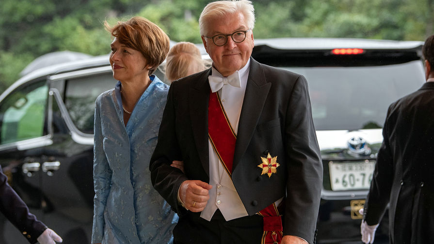  Президент Германии Франк-Вальтер Штайнмайер со своей супругой перед интронизацией императора... 