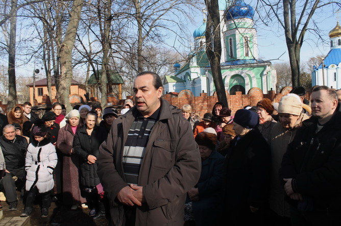 Прихожанин Евгений Настин уверен: по пути раскола идти нельзя, но церковное начальство должно...