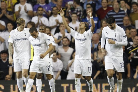 синие трусы и белые футболки. Талисманом является чёрный петушок Чирпи