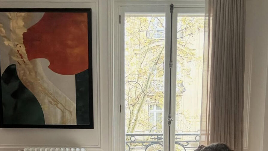 Актриса Холли Берри опубликовала фото в халате без бюстгальтера