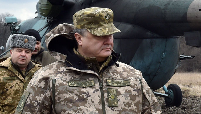 Петр Порошенко во время рабочей поездки в Донецкую область, март 2016 года