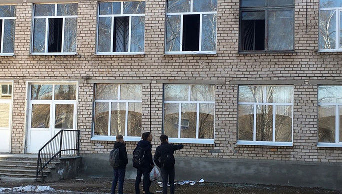 У школы №1 на улице Блюхера в Стерлитамаке, где произошло нападение с применением ножа, в результате...