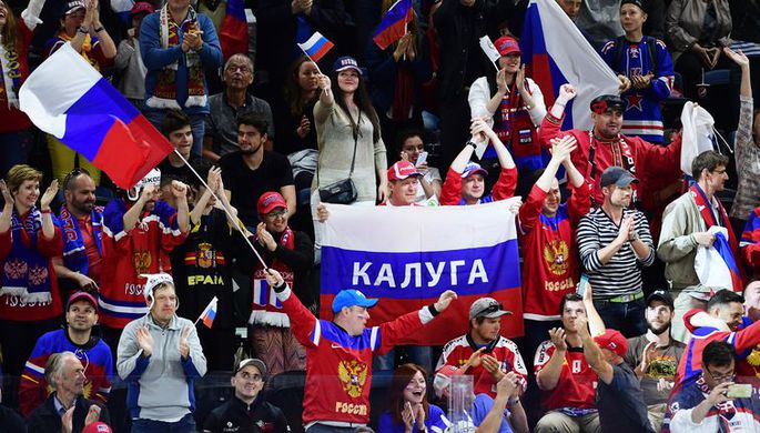 Болельщики сборной России на матче группового этапа чемпионата мира по хоккею между сборными...
