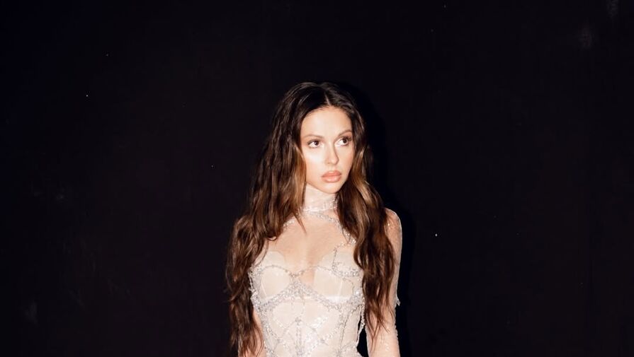 Певица Нюша выложила фото в полупрозрачном платье с декольте