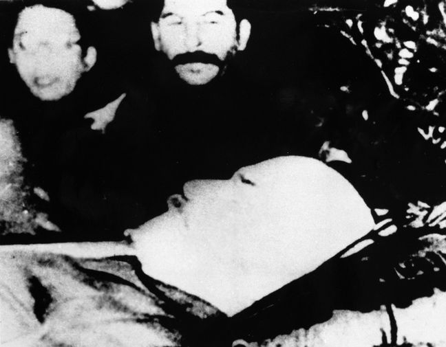 Владимир Ленин на смертном одре, на заднем плане Иосиф Сталин