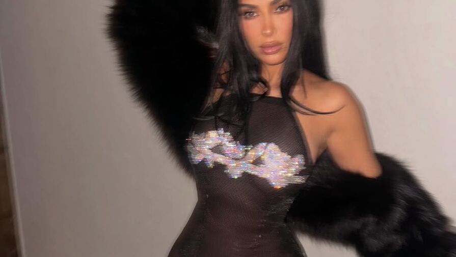 Модель Ким Кардашьян появилась на публике в полупрозрачном платье с разрезом