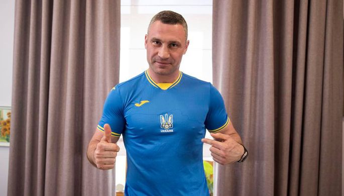 Виталий Кличко в форме сборной Украины по футболу