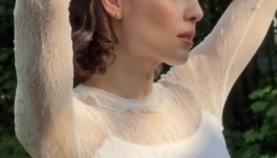 Актриса Юлия Снигирь в прозрачном платье снялась в поле