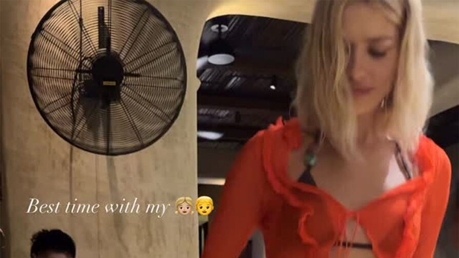 Модель Елена Перминова вышла на публику в прозрачном топе