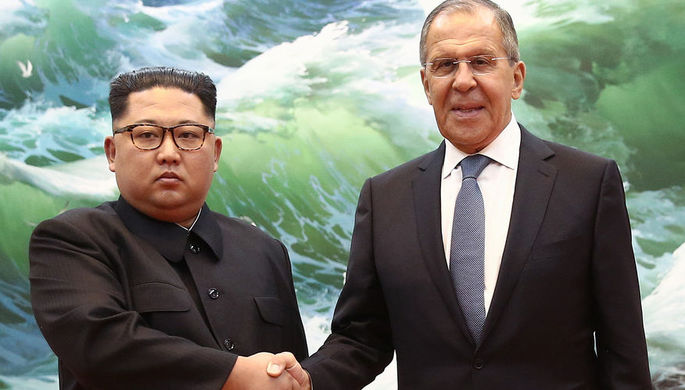 Высший руководитель КНДР Ким Чен Ын и глава МИД России Сергей Лавров во время встречи в Пхеньяне, 31...