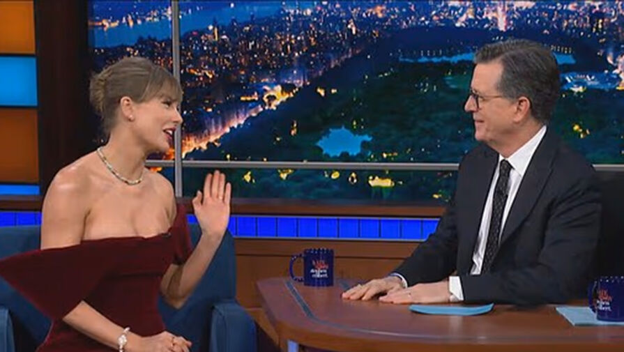 Певица Тейлор Свифт показала фигуру в бархатном мини-платье