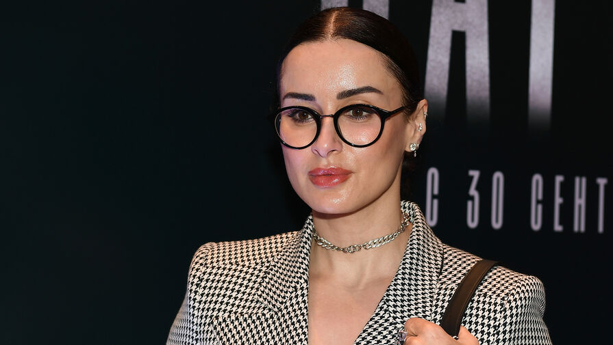 Бизнесвумен Тина Канделаки в бархатном халате снялась в загородном доме