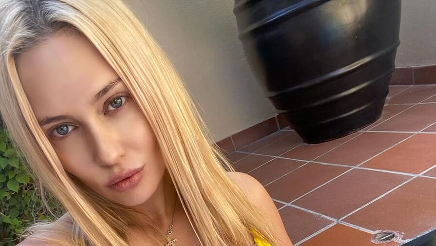 Актриса Наталья Рудова снялась в купальнике в бассейне