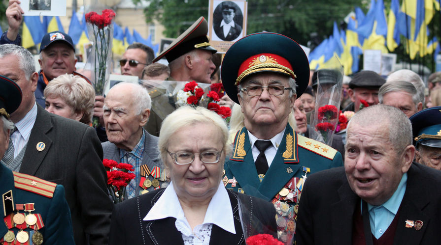 Участники акции памяти "Никто не забыт, ничто не забыто" в Киеве, 9 мая 2017 года