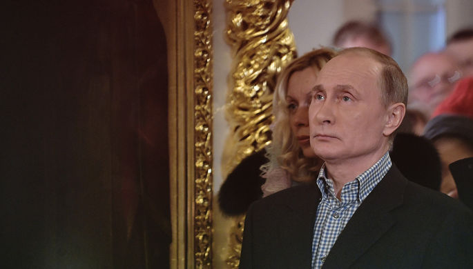 Президент России Владимир Путин во время рождественского богослужения в церкви святых и праведных...