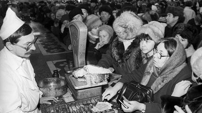 Очередь за мясом в продовольственном магазине в Уфе