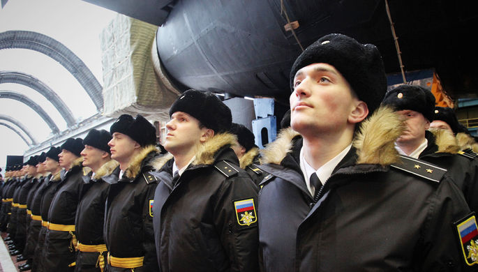 Военнослужащие ВМФ России около первого модернизированного подводного крейсера проекта 955А...