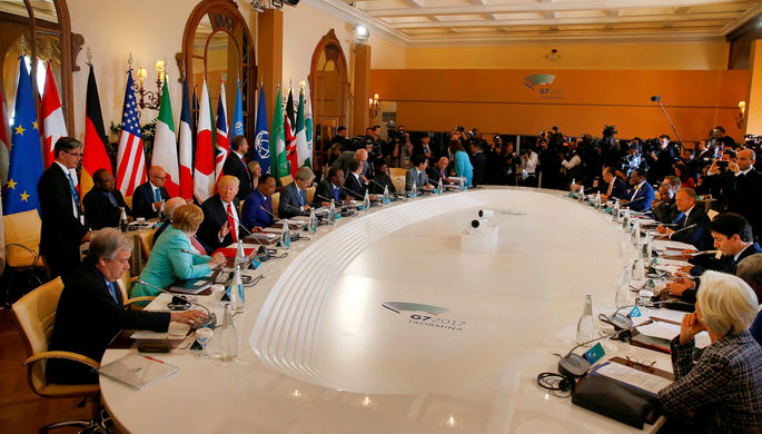 Общий вид круглого стола на расширенном заседании саммита G7 в Таормине, Сицилия, Италия, 27 мая...