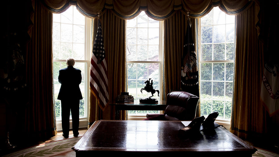  45-й президент США Дональд Трамп в Овальном кабинете, 2017 год 