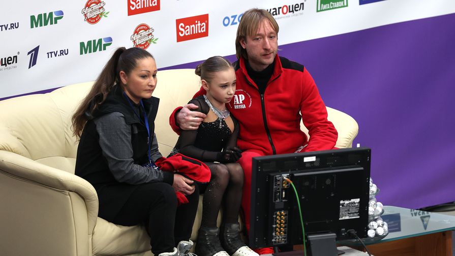 Тренер Людмила Алферова, Вероника Жилина и тренер Евгений Плющенко