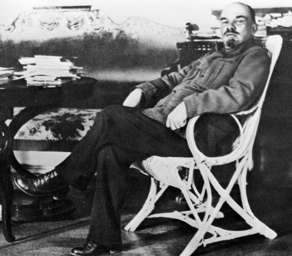 Владимир Ленин в своем кабинете в Горках