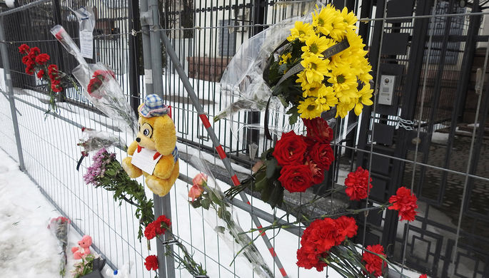 Цветы у посольства Российской Федерации в Киеве в связи трагедией в ТЦ «Зимняя вишня» в...