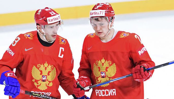 Игроки сборной России Павел Дацюк (слева) и Кирилл Капризов в матче группового этапа чемпионата мира...