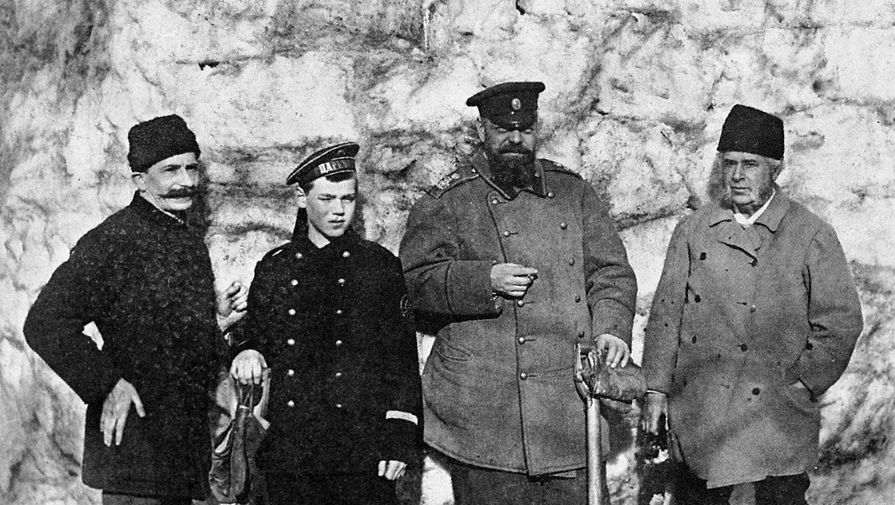 Российский император Александр III (третий слева) и великий князь Михаил (второй слева) у стен ледяной крепости.