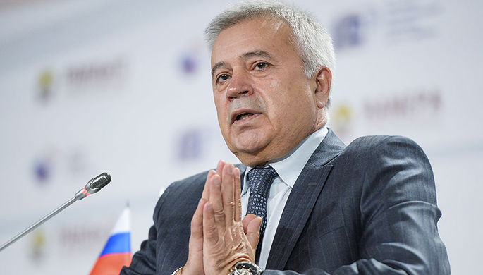 Предправления ОАО «ЛУКойл» Вагит Алекперов во время Гайдаровского форума в Москве, 2015...