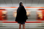 Участник акции No Pants Subway Ride в Праге