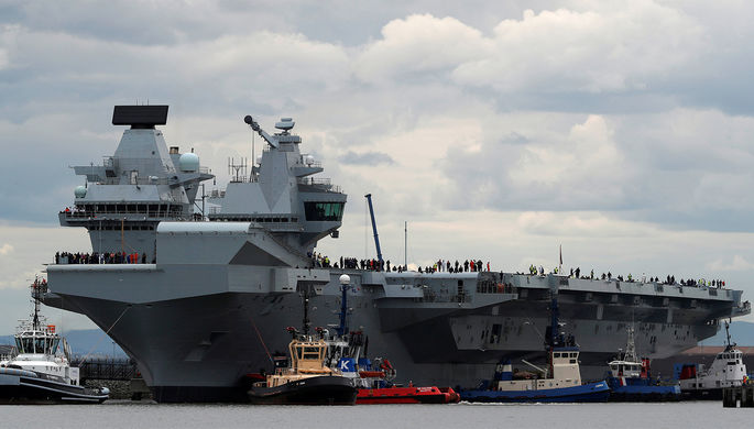 Британский авианосец HMS Queen Elizabeth перед первым рейсом в городе Росайт, Шотландия, 26 июня...
