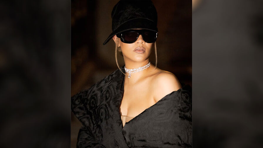 Певицу Рианну засняли в тренче без платья