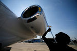 Уборщик протирает самолет Bombardier Global 6000 на авиасалоне в Ле-Бурже