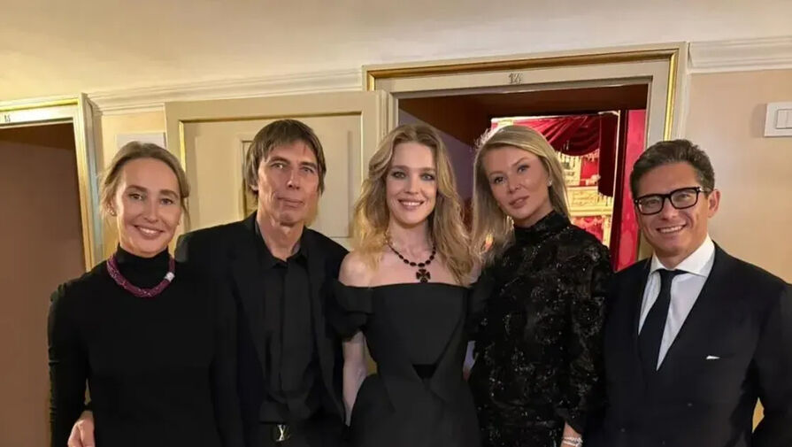 Модель Водянова снялась в платье с открытыми плечами на премьере оперы