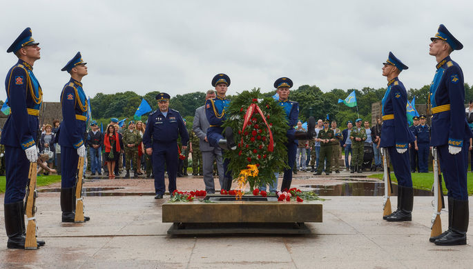 Возложение цветов к Вечному огню на Марсовом поле в Санкт-Петербурге в День Воздушно-десантных войск