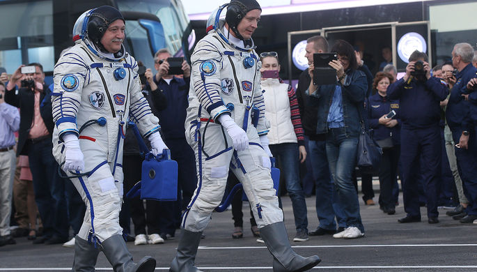 Астронавт NASA Джек Фишер и космонавт «Роскосмоса» Федор Юрчихин перед стартом...