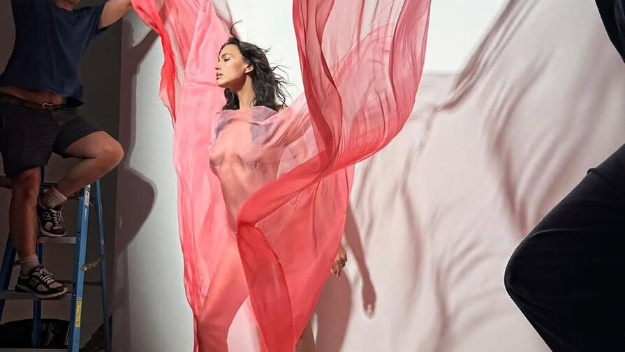 Супермодель Ирина Шейк в прозрачной ткани снялась для календаря Pirelli