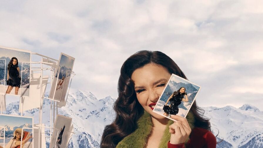 Певица Ольга Серябкина снялась в мини-юбке из перьев и прозрачном топе