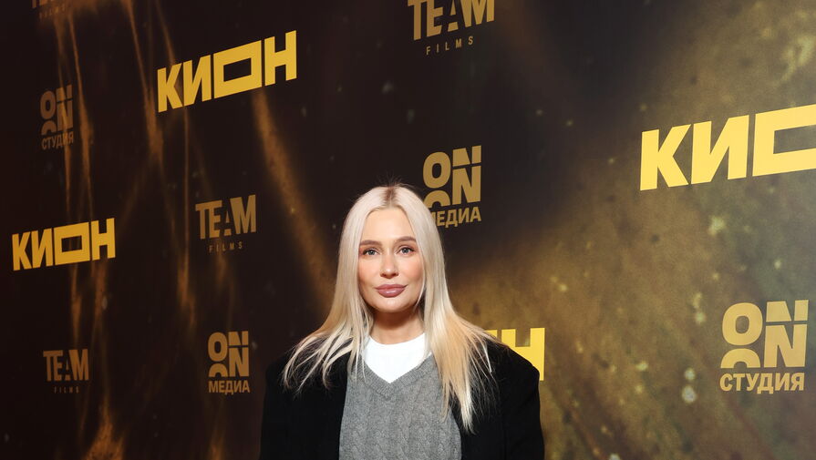 Актриса Наталья Рудова пришла на премьеру в мини-платье с дырками и сапогах