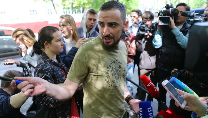 Православный активист Дмитрий Цорионов (Энтео) у «Гоголь-центра» во время обысков, 23 мая 2017 года