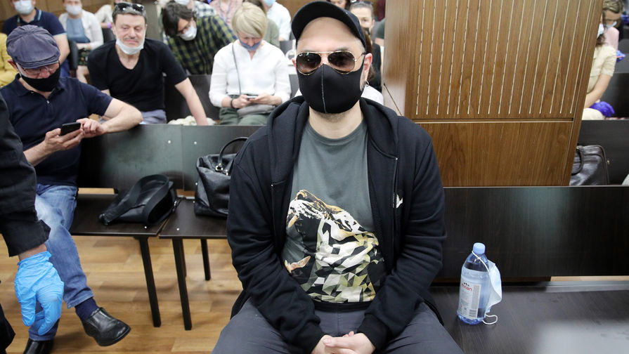 Режиссер Кирилл Серебренников (на первом плане) и бывший генеральный продюсер компании "Седьмая студия", экс-генеральный директор театра "Гоголь-центр" Алексей Малобродский (слева) в Мещанском суде, 26 июня 2020 года