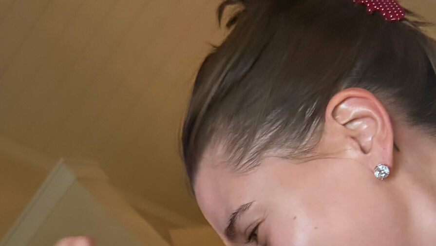 Модель Хейли Бибер снялась с сыном на руках в Рождество